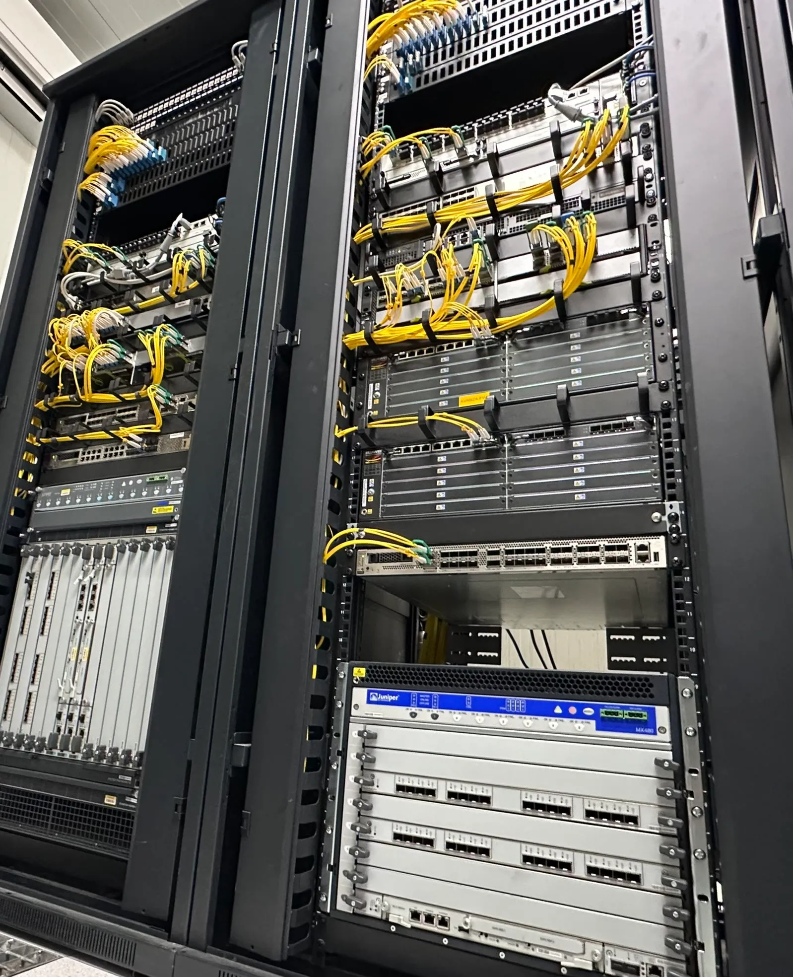 Rack de centro de datos con equipos de red y cableado de fibra