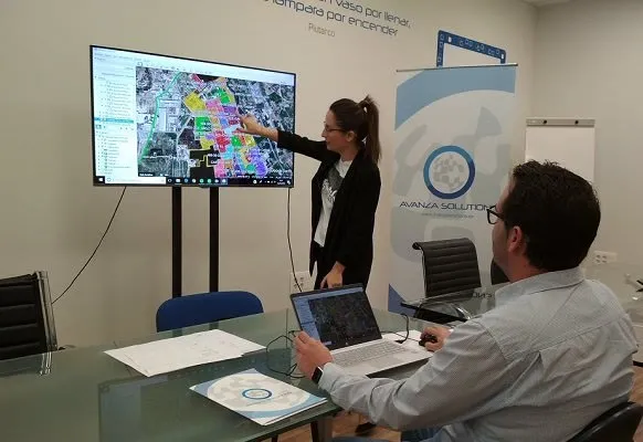 Reunión de ingeniería con un mapa de red proyectado en pantalla